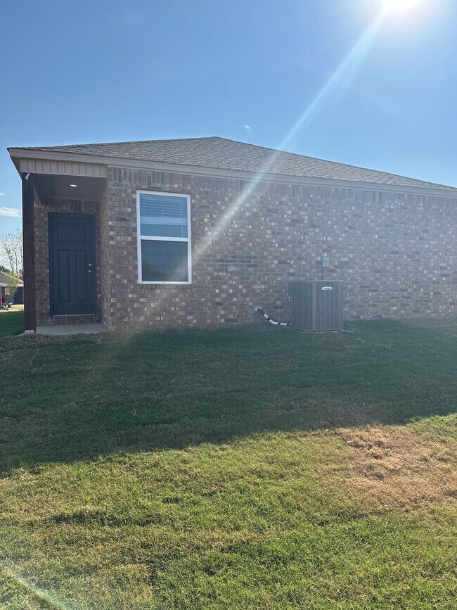 Building Photo - *Preleasing Now!- Three Bedroom | Two Bath Home in Barberry Court