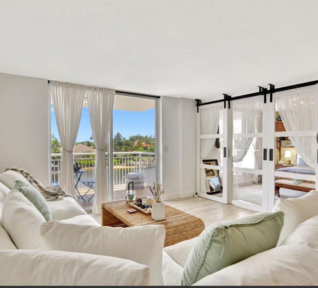 Building Photo - 1050 Hillsboro Mile