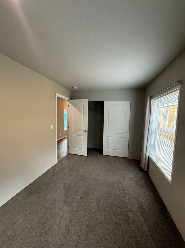 Building Photo - 2 bedroom, 2 Bath in the heart of town
