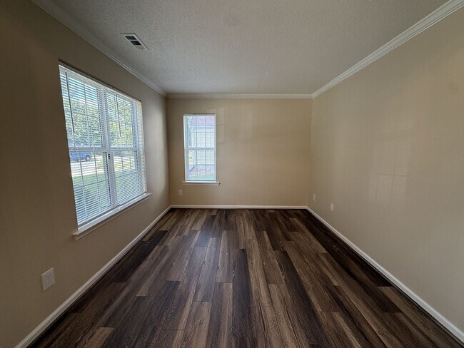 Building Photo - 221 Sherbrooke Dr