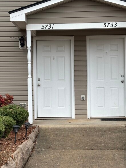 Building Photo - 5731 SW Acres Dr