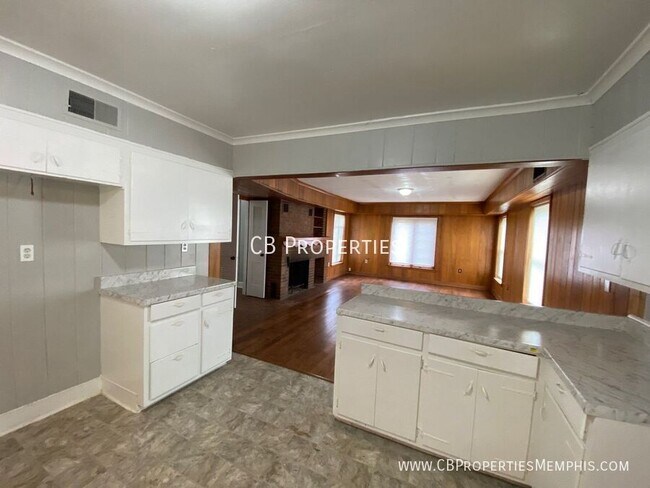 Building Photo - 4320 Bishop Hills Dr