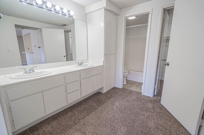 Building Photo - Santa Fe Double Primary Condo in Valencia!