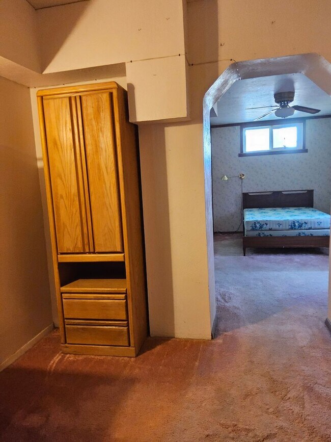 Building Photo - Large 3 Bedrooms, 2 Bath Home for Rent