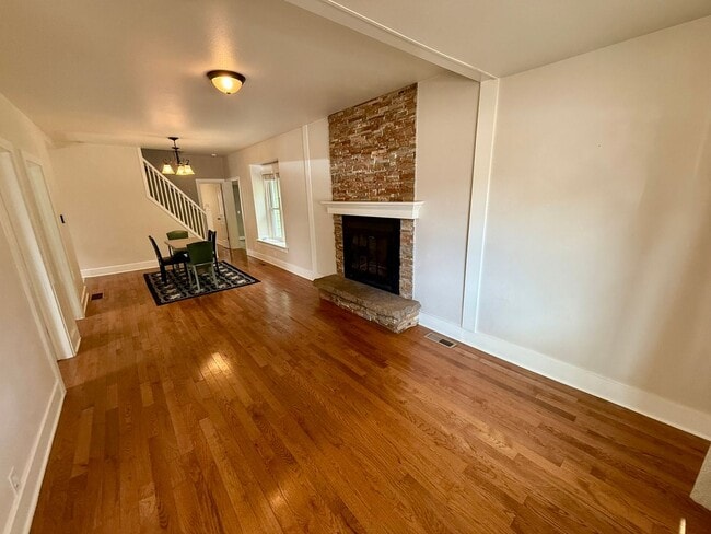 Building Photo - Downtown Charmer with Many Updates