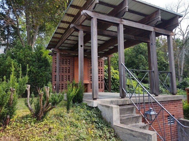 Building Photo - 712 1st St