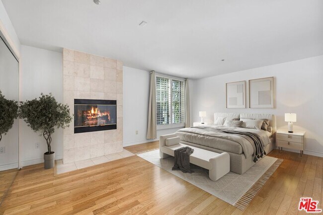 Building Photo - 433 N Doheny Dr
