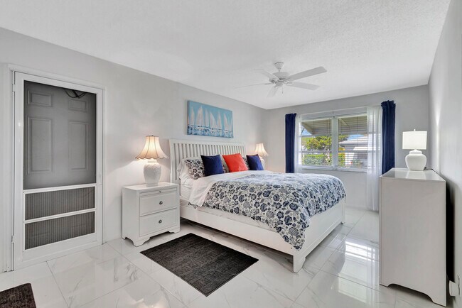 Building Photo - 1182 S Drive Cir