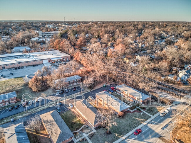 Building Photo - 471 S Holmes Ave