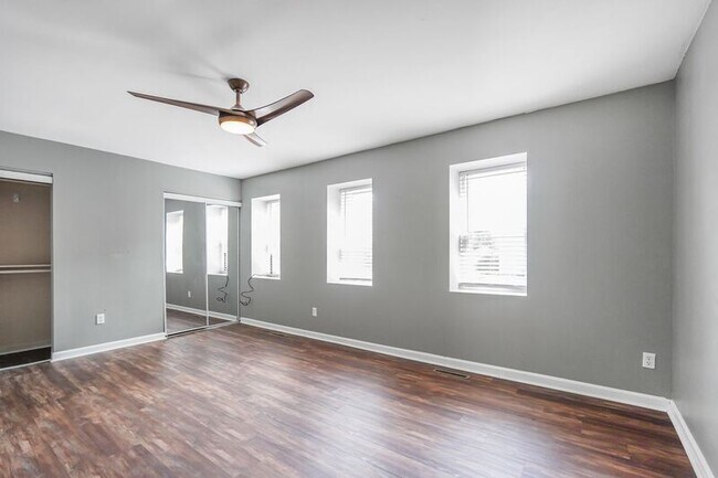 Building Photo - 128 Kings Mill Dr