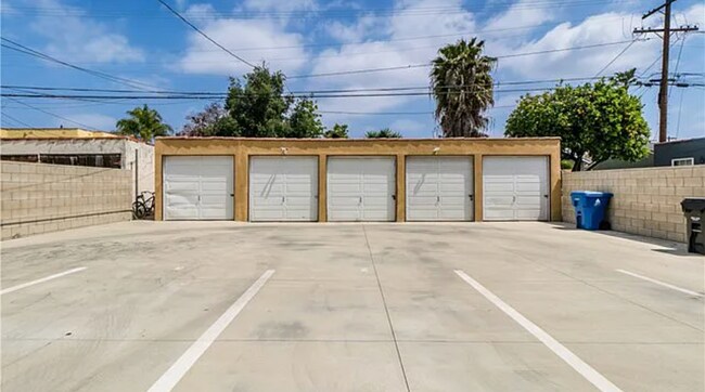 Building Photo - 3028 Edgehill Dr