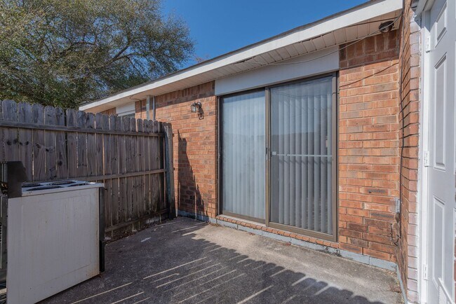 Building Photo - Updated 2 Bed/1 Bath Duplex Available for Rent Now!