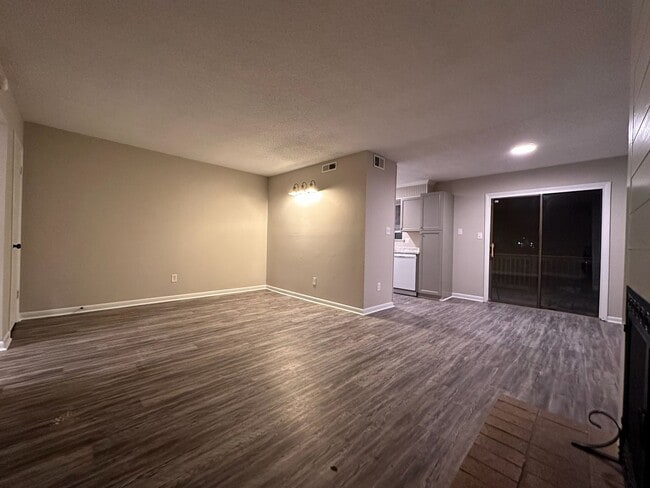 Building Photo - Convenient, in town living with garage!