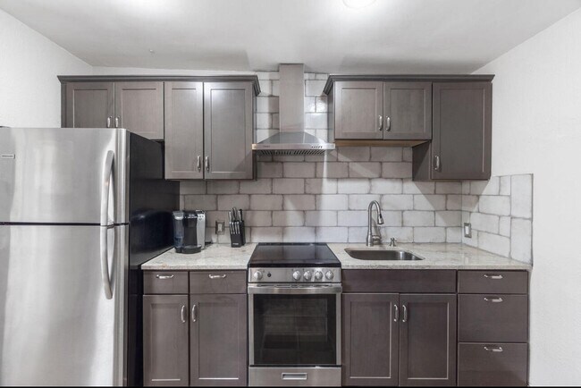 Building Photo - 400 33rd St