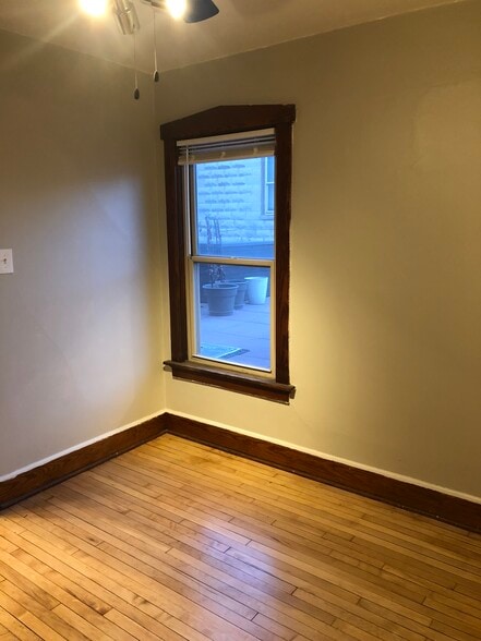 Building Photo - 318 E Deer Pl
