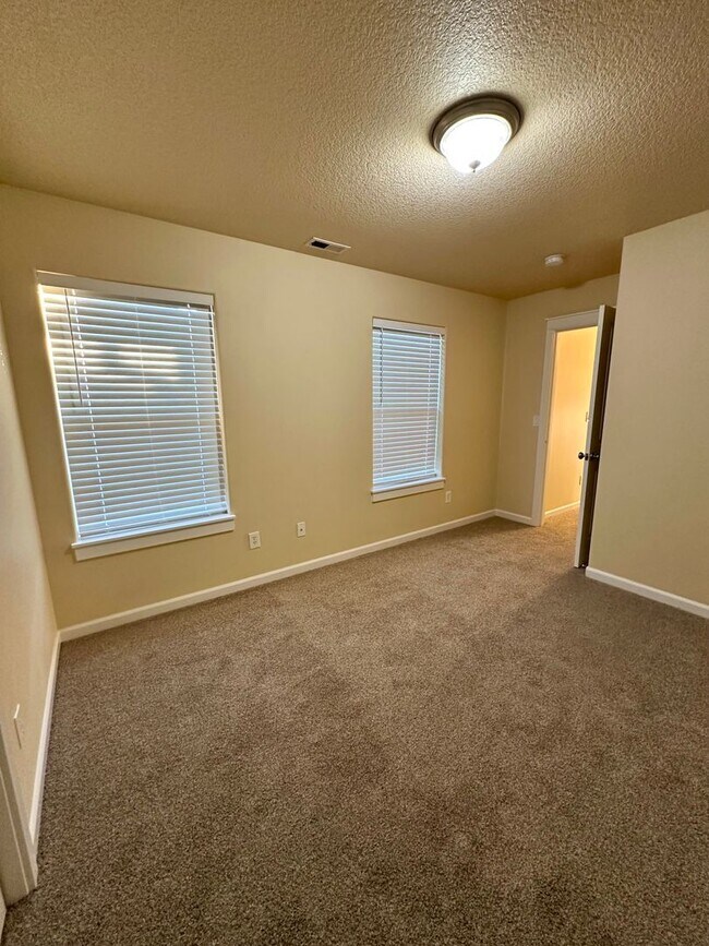 Building Photo - 63114 Dakota Dr