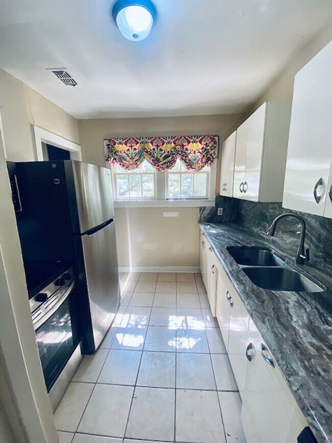 Building Photo - Modern Upstairs Unit in the Highly Desirab...