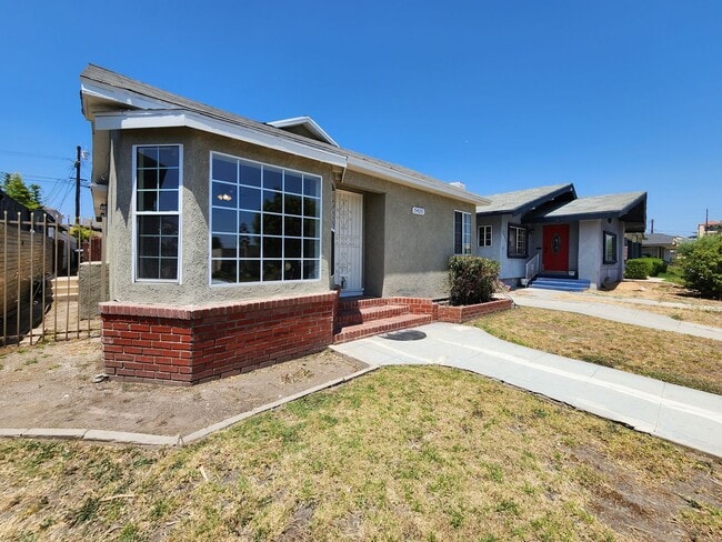 Building Photo - Charming 3 Bedroom / 2 Bathroom Home with ...