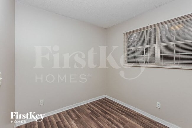 Building Photo - 830 Burland St