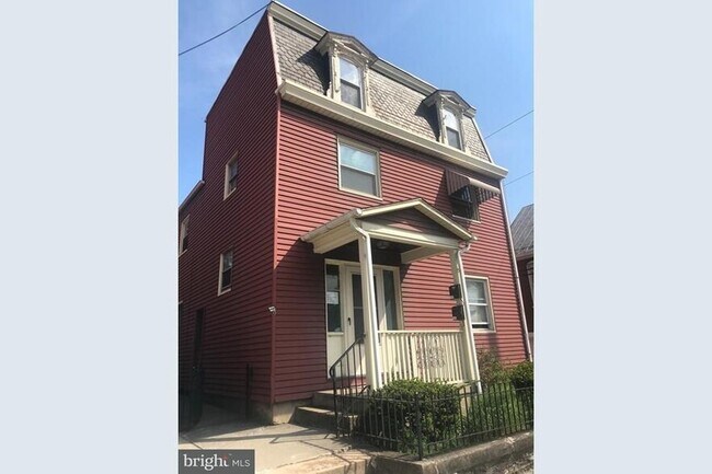 Primary Photo - 18 Pine St