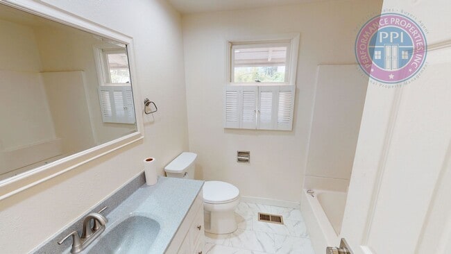 Building Photo - Lake Oswego - Single Level Ranch, Great Ne...