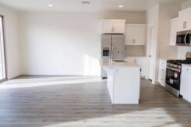 Building Photo - Spacious 4-Bed Home in Sage Canyon - Small Pet Friendly