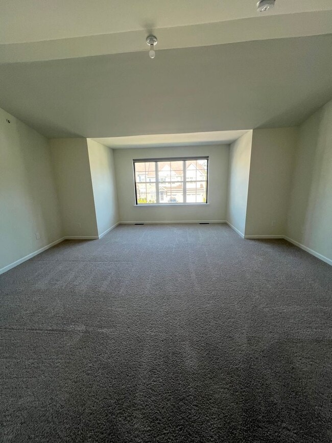 Building Photo - THREE BEDROOM TOWNHOME- PARKLAND SCHOOLS