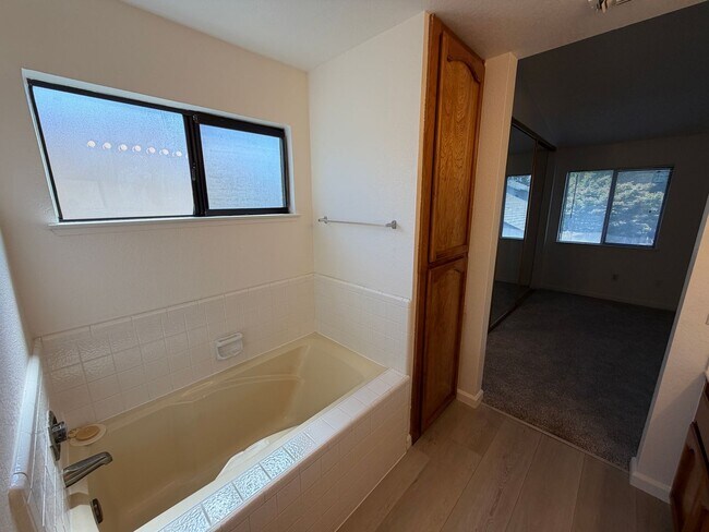 Building Photo - 872 Shellwood Way