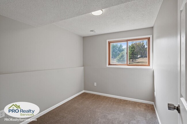 Building Photo - 4 Bedroom House in Eagan