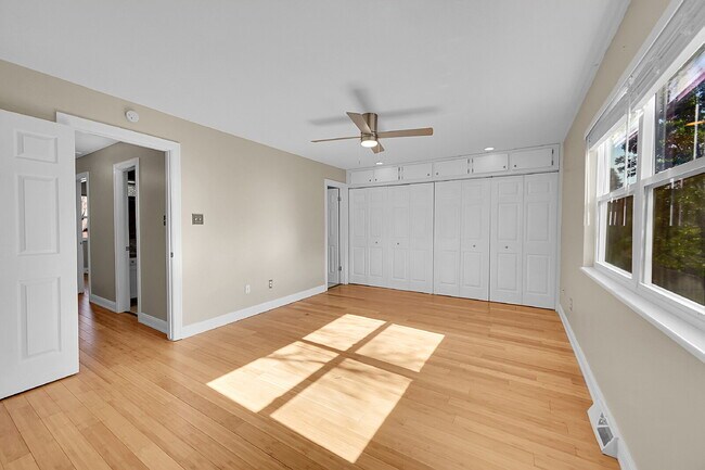 Building Photo - $2,500.00, 2-bed, 2.5 bath located in Denver.