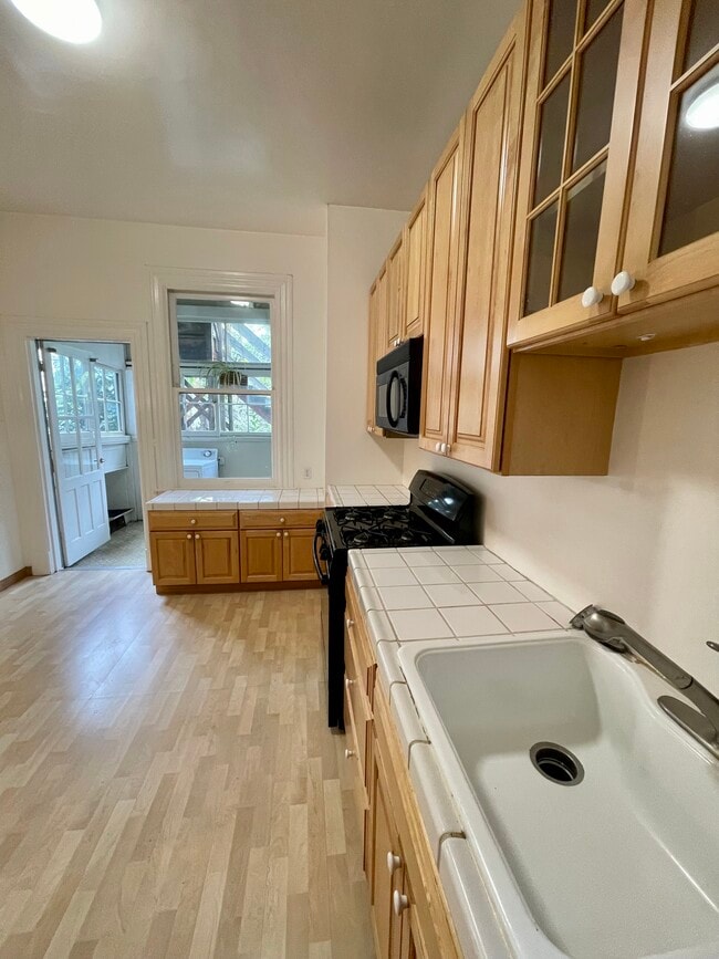 Building Photo - 142 27th St