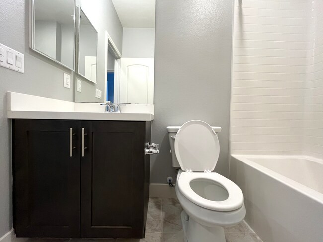 Building Photo - 3 bed, 2.5 bath located in Rancho Cucamonga!