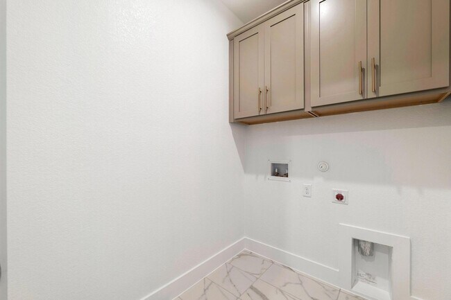 Building Photo - 8208 Bouvreuil Dr