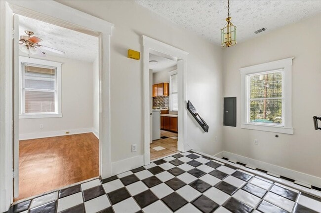 Building Photo - Cozy 1-Bedroom Apartment in Midtown – $1,300/month