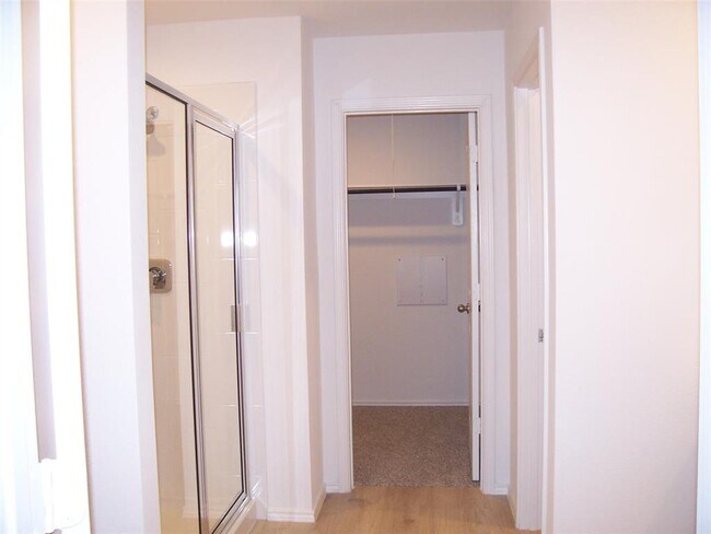 Building Photo - 5015 Rosevine Way