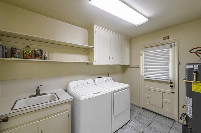 Building Photo - 614 Val Lena Dr