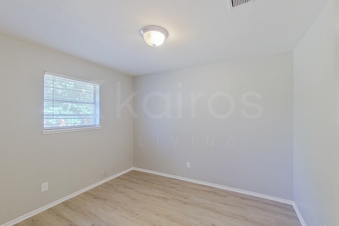 Building Photo - 168 Creekview Dr E