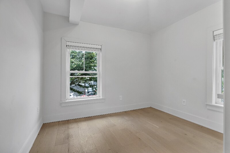 Building Photo - 182 Waterman St