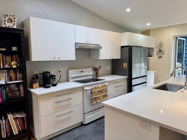 Building Photo - Fantastic Rambler in Lake Hills with A/C!