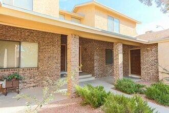 Building Photo - Cozy Townhome off Lee Trevino!