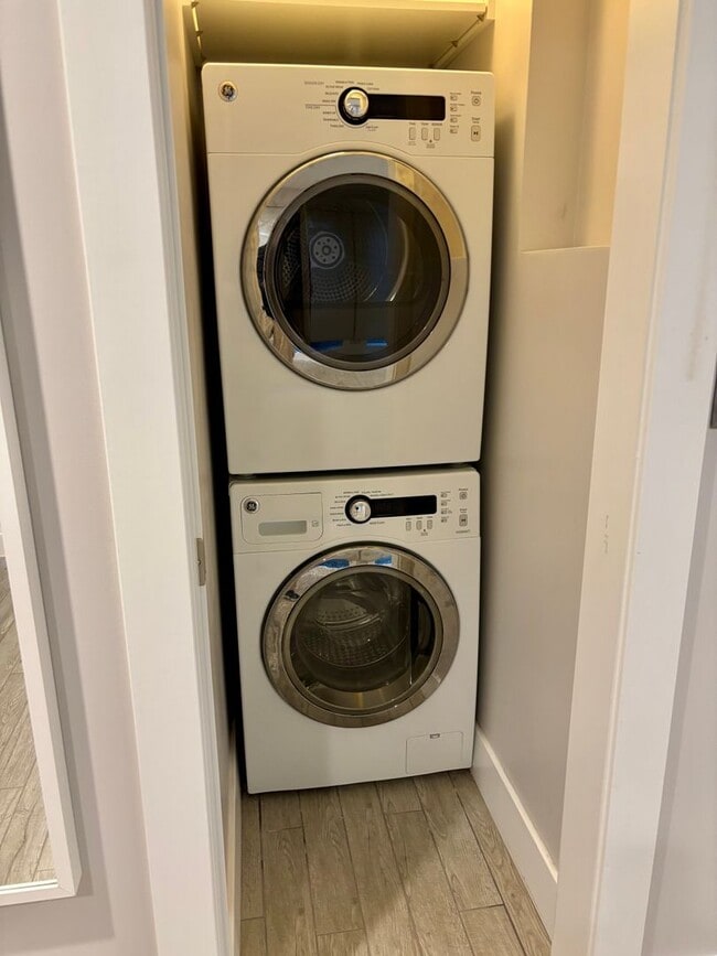 Building Photo - Logan Circle Beautifully Renovated Studio Apartment