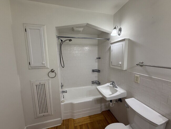 Building Photo - 1 Bed 1 Bath Historic Preserved Douglas Apartments in Desirable Lowry Hill
