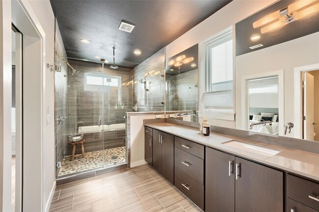 Building Photo - 2301 Bluebonnet Ln