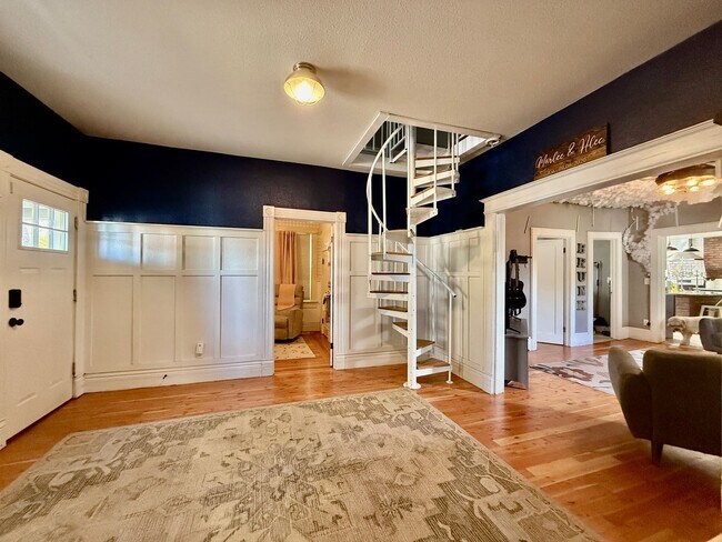 Building Photo - Charming 3-Bedroom Home in the Heart of Co...