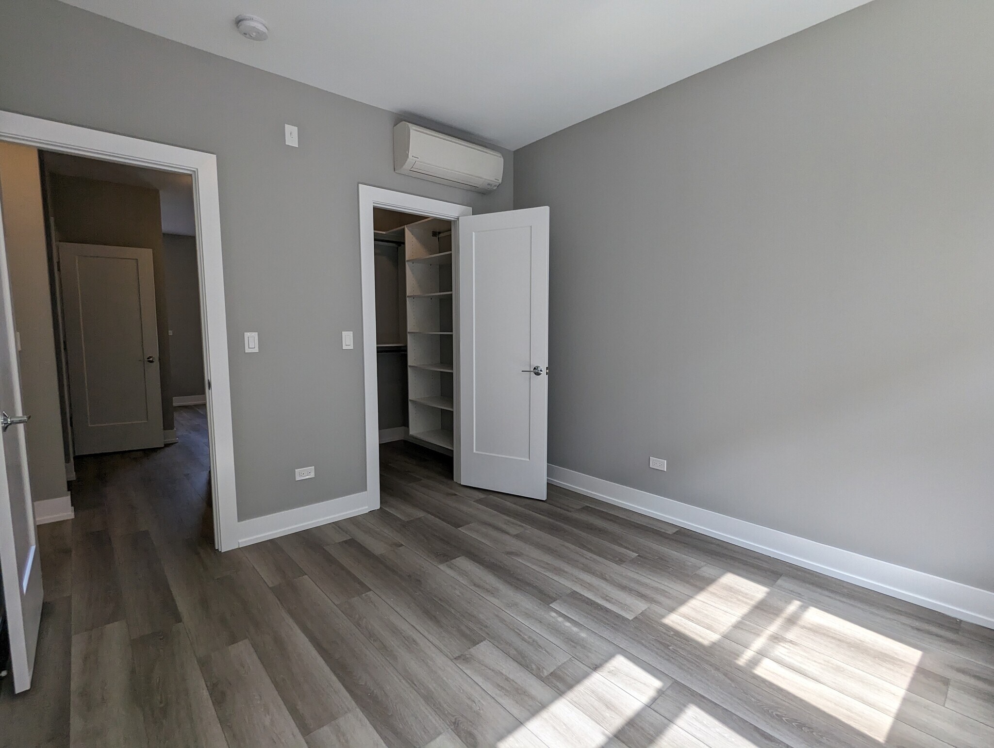 Building Photo - 3935 N Janssen Ave