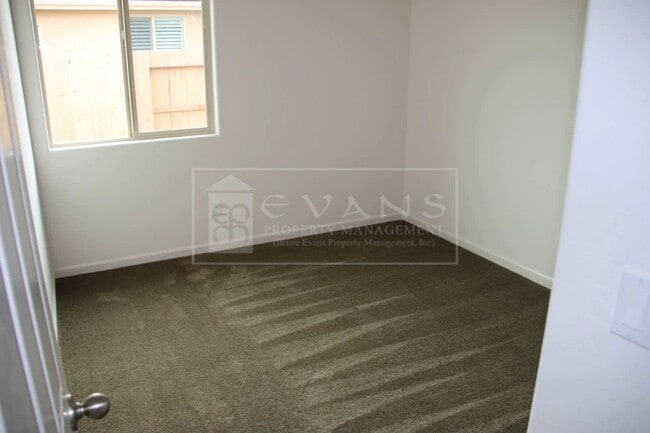 Building Photo - Beautiful Home for rent in Visalia, Ca