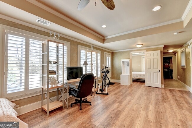 Building Photo - 8910 Pinehurst Cove