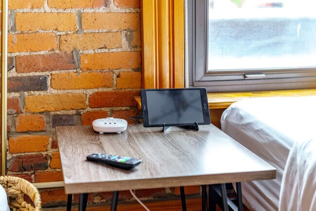 Building Photo - 1180 N High St