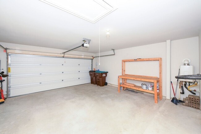 Building Photo - Move-In Special! Enjoy 2 Weeks Free Rent o...