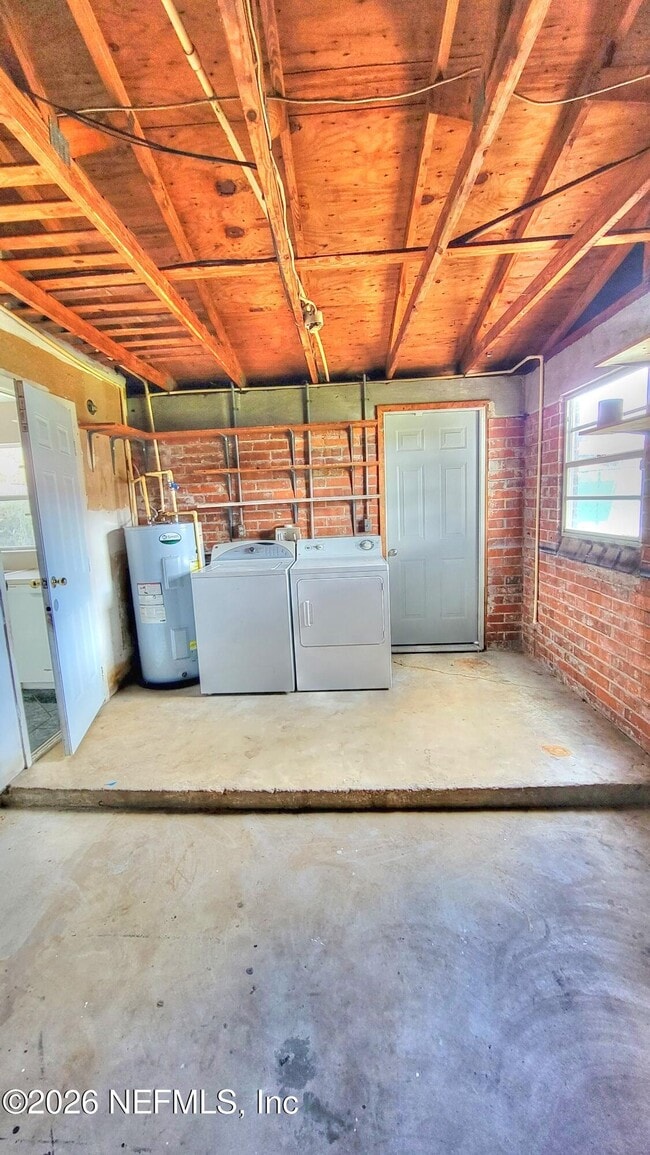 Building Photo - 2472 Fernside Rd